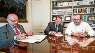 Christian Lapetra firma el documento de constitución, junto a Fernando Sainz de Varanda y en presencia del notario Honorio Romero.