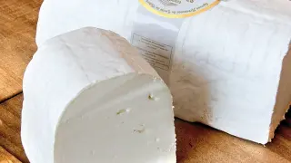 El queso de rulo de cabra se rompe con facilidad y es permeable y húmedo.