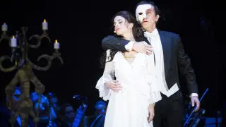 David Romero, en el papel del fantasma, y Talía del Val, como Christine, durante el pase gráfico de 'El fantasma de la ópera'