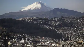 El volcán Cotopaxi, visto desde Quito, capital ecuatoriana.