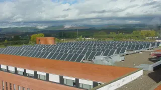 Paneles solares térmicos instalados en un hospital público de Castilla y León.