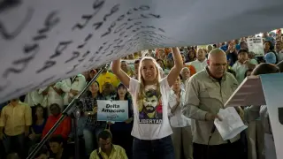La esposa de Leopoldo López sostiene un cartel con los nombres de los presos políticos venezolanos.