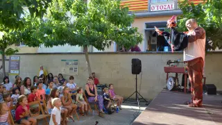 Niños y mayores disfrutaron ayer en Peraltilla con la actuación de los Titiriteros de Binéfar.