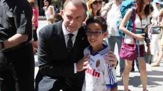 El presidente del Real Zaragoza posa con un joven aficionado