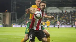 El jugador del Athletic Club de Bilbao, Kike Sola (dcha), pelea por el control del balón.