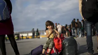 Una niña refugiada siria espera a su llegada al puerto del Pireo, en Atenas.