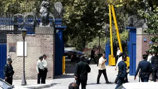 La delegación diplomática británica, a su llegada a la Embajada en Teherán.