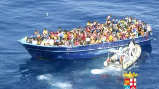 Uno de los barcos con inmigrantes rescatados por la marina italiana.