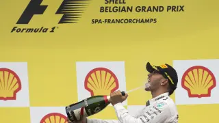 Hamilton celebra su victoria sobre el podio
