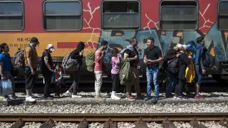 Cientos de refugiados viajan a Serbia desde Macedonia