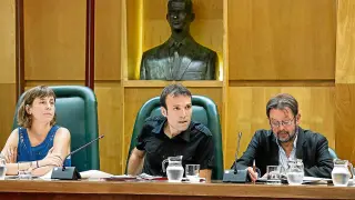Teresa Artigas, Pablo Muñoz y Carmelo Bosque, ayer en el salón de plenos del Ayuntamiento.