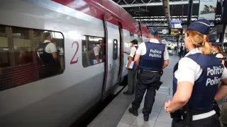 Varios policías investigan el tren Thalys.