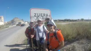 El grupo de amigos, entrando a la localidad de Zuera.