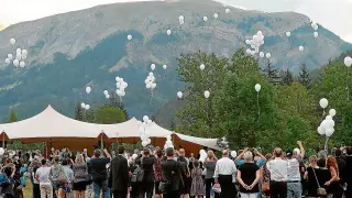 Los familiares metieron mensajes y fotografías en la fosa común y lanzaron 150 globos.
