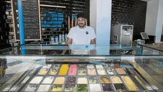 Aitor Otín muestra la amplia gama de helados que ofrece en su local junto a la plaza San Antonio.