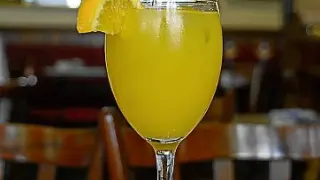 Una refrescante bebida a base de zumo de naranja, Cointreau, vodka, ginebra y azúcar.