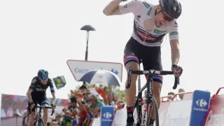 Dumoulin gana la etapa y se coloca de líder de la Vuelta