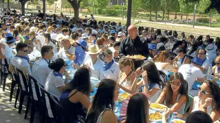 Los jóvenes comieron paella en el parque Pradiel de la localidad turiasonense.