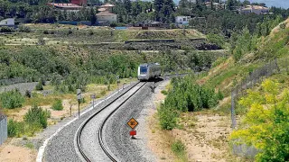 Un tren de pasajeros en la línea de Teruel.