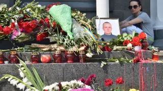 Flores y velas junto a la imagen de uno de los fallecidos en las últimas revueltas
