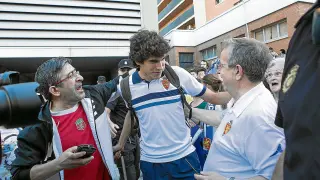 Jesús Vallejo saluda a dos aficionados del Real Zaragoza antes de un viaje de su equipo.
