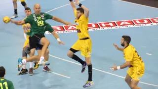 Demetrio Lozano en una jugada de un partido de esta temporada con el Balonmano Aragón