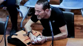 Fotografía tomada desde una de las pantallas de la sala de prensa de la Audiencia Provincial de Málaga, en el momento en que el exalcalde de Marbella Julian Muñoz declara como acusado