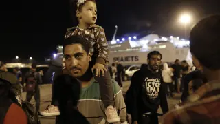 Refugiados sirios llegan al puerto griego de Pireo, en Atenas, este martes.