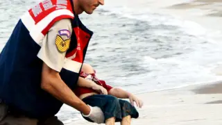 Un gendarme toma en sus brazos el cuerpo sin vida del niño kurdo sirio Aylan Kurdi, aparecido en la playa turca de Bodrum este 2 de septiembre.
