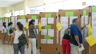 Alumnos consultan las listas de admitidos de la UZ.