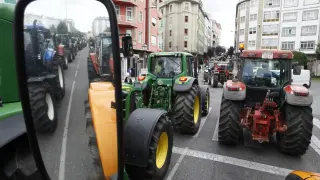 Varios tractores durante la protesta por la crisis del sector lácteo.