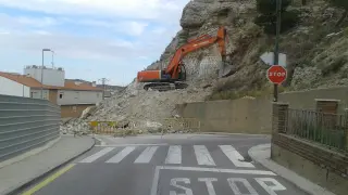 Trabajos de desescombro sobre la calle Joaquín Costa de Cuarte de Huerva, que ha sido cortada al tráfico.