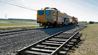 Tres semanas de trabajos de Huesca a Plasencia del Monte. La línea ferroviaria de Canfranc se reabrió el pasado 8 de mayo después de remozar ocho kilómetros de vía.