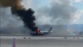 El avión Boeing 777-200 envuelto en llamas, en Las Vegas.