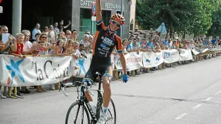 El belga Timo de Jong celebra su triunfo ayer en la etapa final de la Vuelta al Bajo Aragón.