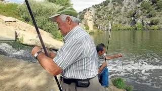 Pescadores en el entorno de San Saturio.