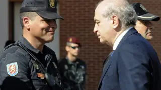 El ministro del Interior, Jorge Fernández Díaz (2d), saluda a un miembro de la Policía Nacional