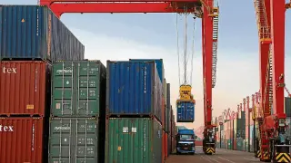 Imagen del puerto chino de Rizhao, donde se carga mercancía en camiones.