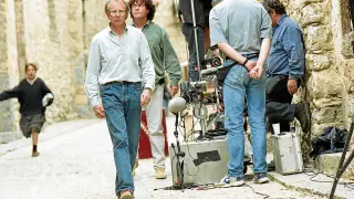 El director de la película, Ken Loach, durante la grabación del filme en las calles de Mirambel.