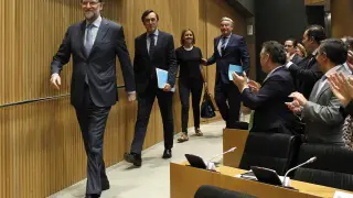 l presidente del Gobierno, Mariano Rajoy (i), junto al portavoz parlamentario popular, Rafael Hernando (2i), la secretaria general del PP, María Dolores de Cospedal