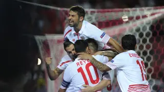 Varios jugadores del Sevilla FC celebrando uno de los tantos del encuentro.