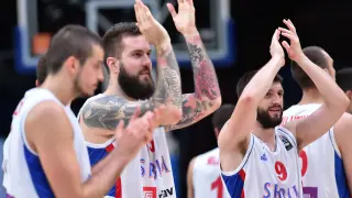 Varios jugadores serbios celebran el pase a semifinales del Eurobasket 2015.