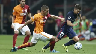 Vietto disputa el balón con Podolski.