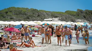 Bañistas en la playa de Es Cavallet en Sant Josep de Sa Talaia, en Ibiza, el pasado 10 de julio.