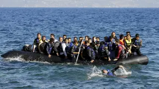 Barco con refugiados este sábado cerca de la isla griega de Lesbos.