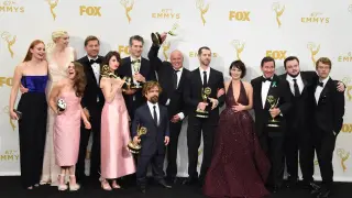 Parte del equipo de la serie 'Juego de Tronos' posa con las 12 estatuillas conseguidas en los Emmy.