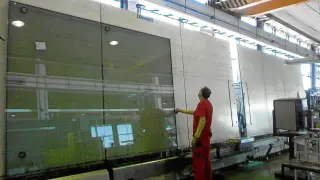 Un operario trabajando en la fábrica de vidrio de Ariño Duglass en La Puebla de Alfindén.