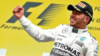 Lewis Hamilton (Mercedes), exultante tras adjudicarse el Gran Premio de Bélgica.