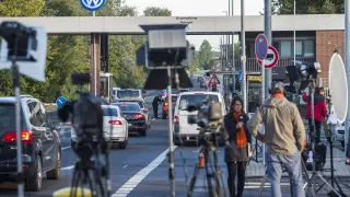 Varios medios a las puertas de una planta de Volkswagen en Alemania.