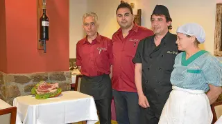 El equipo de la Taberna El Fhosko, especializado en carnes a la brasa y a la piedra.